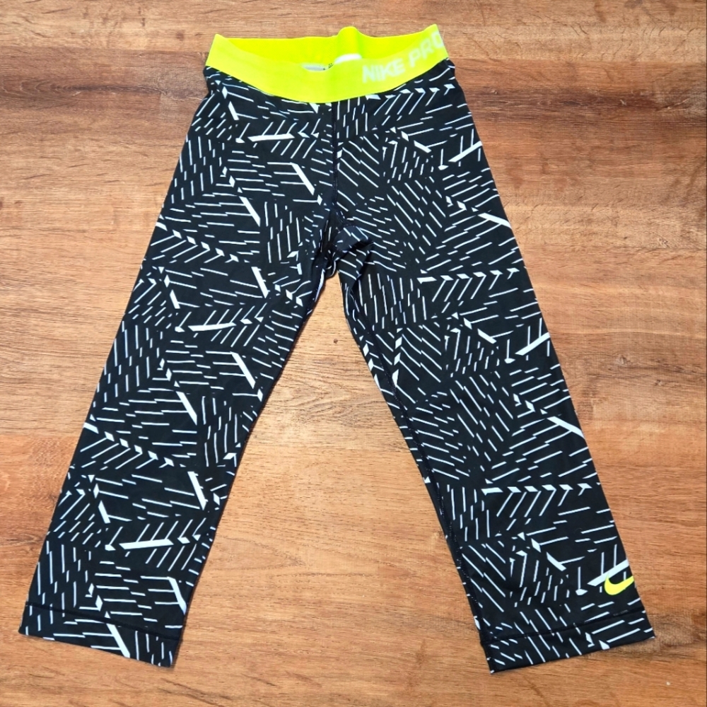 Nike Pro Small Black and White Patterned Capri Leggings
